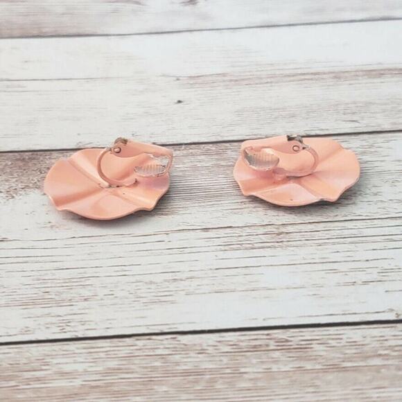 Vintage Clip On Earrings Peach Circle with Raised Cross Pattern Retro - Picture 3 of 4
